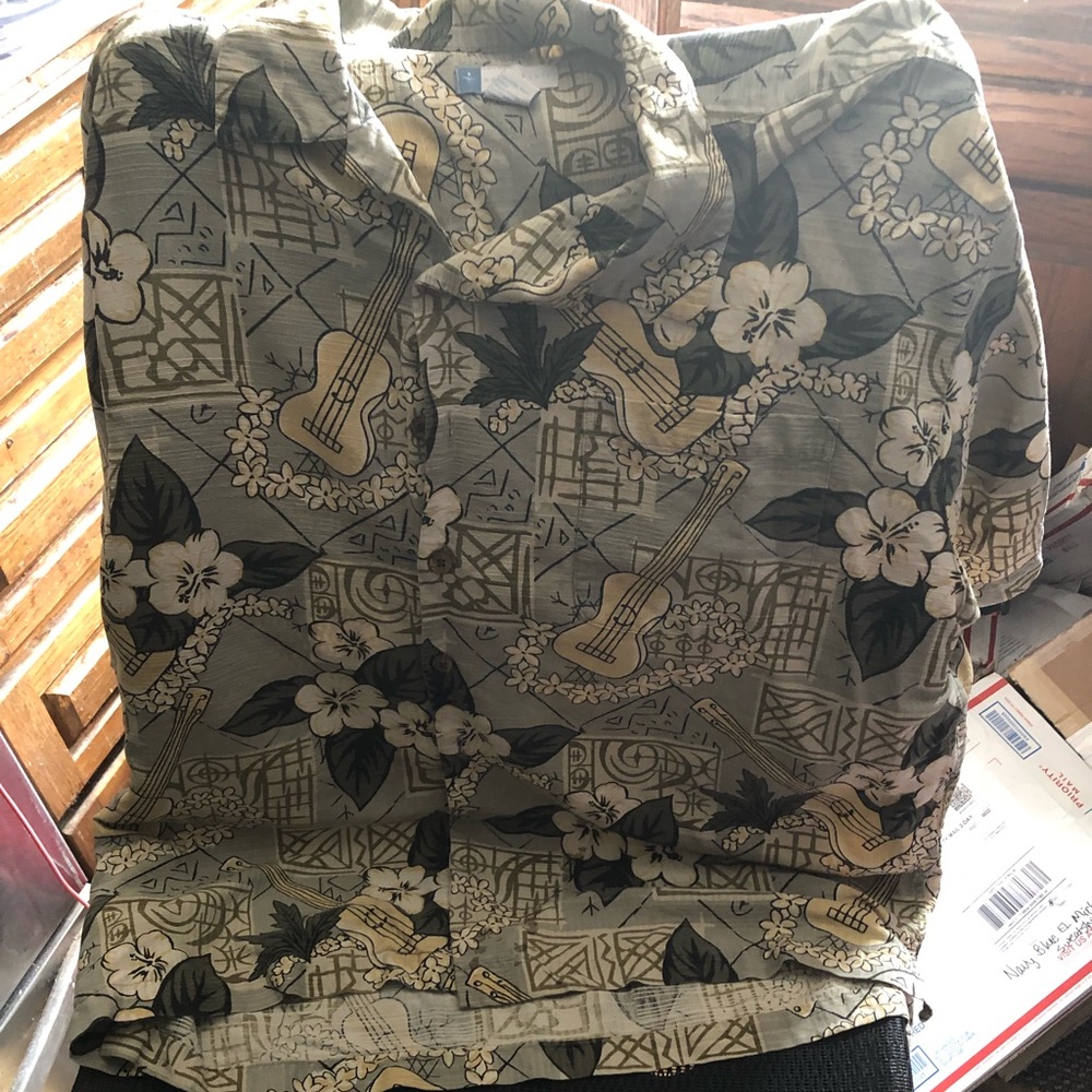 Half Moon Bay Hawaiian Silk Shirt- 474 $35 or $30 w/offer